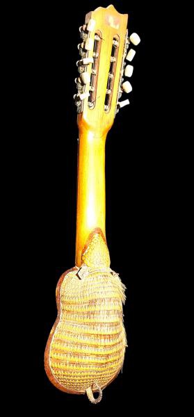 Charango com caixa feita de casco de tatu